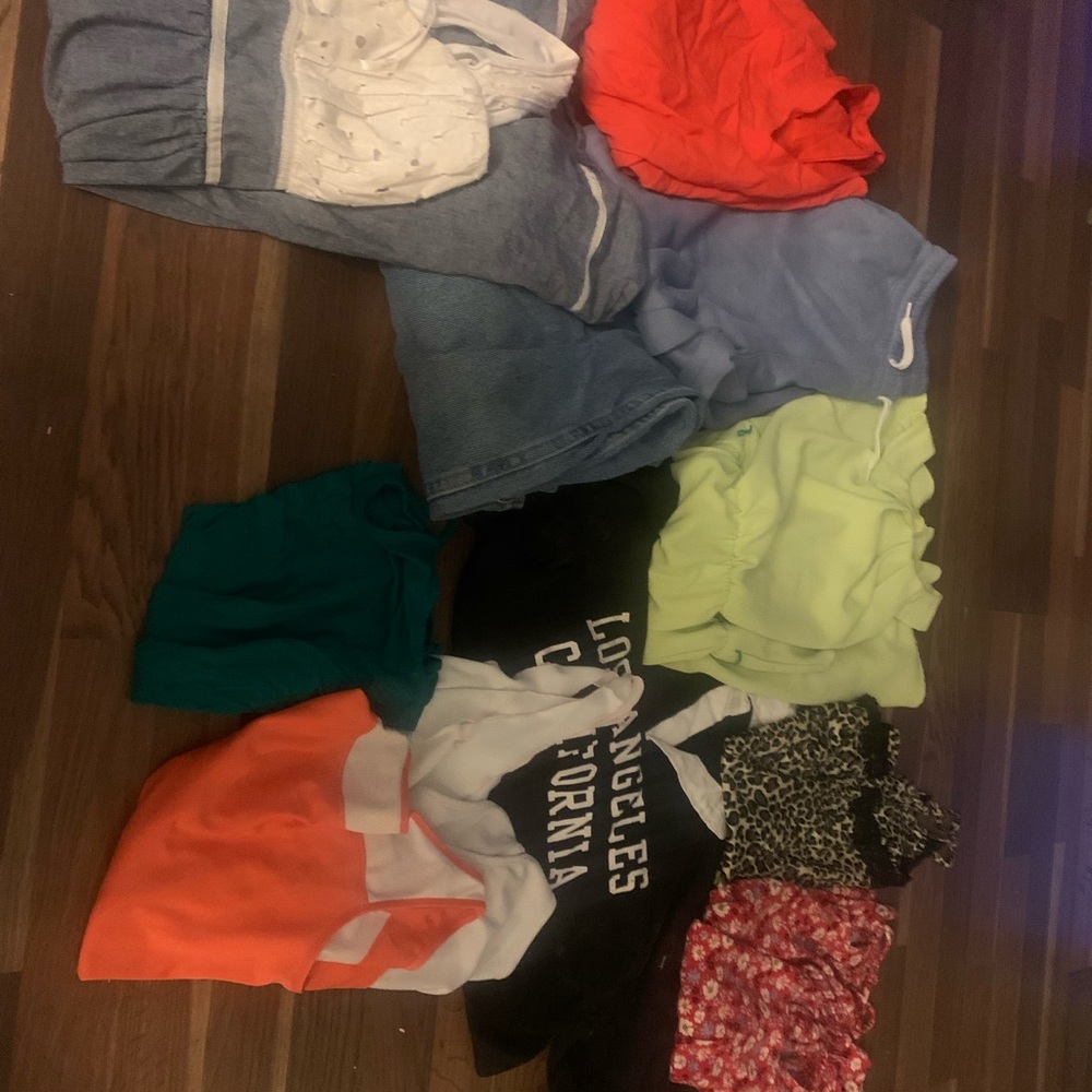 Dresses,sweatshirt,etc it’s a bundle